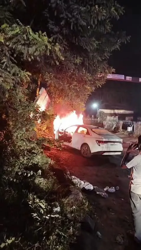 धनबाद : कतरास के माँ लिलौरी स्थान स्थित रेलवे फाटक के हाइट गेट से टकराई कार में लगी भीषण आग