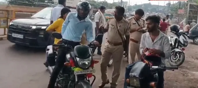धनबाद : मटकुरिया चेकपोस्ट पर रोजाना की तरह वाहन जांच, कुछ देर जाम से परेशान रहे राहगीर