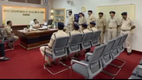 धनबाद : एसएसपी प्रभात कुमार का डीएसपी विधि व्यवस्था कार्यालय में निरीक्षण, पुराने लंबित कांडों पर कसा शिकंजा