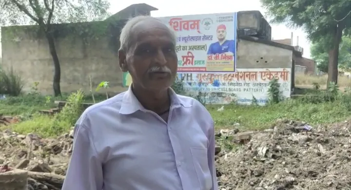 अम्बेडकरनगर : रात के अंधेरे में बुलडोजर से 15 साल पुरानी दीवार गिराई, सगे भतीजे पर आरोप