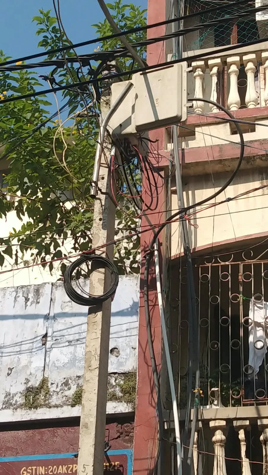 लोहरदगा : कई वार्डों में अच्छे स्ट्रीट लाइट खोलने की कोशिश
