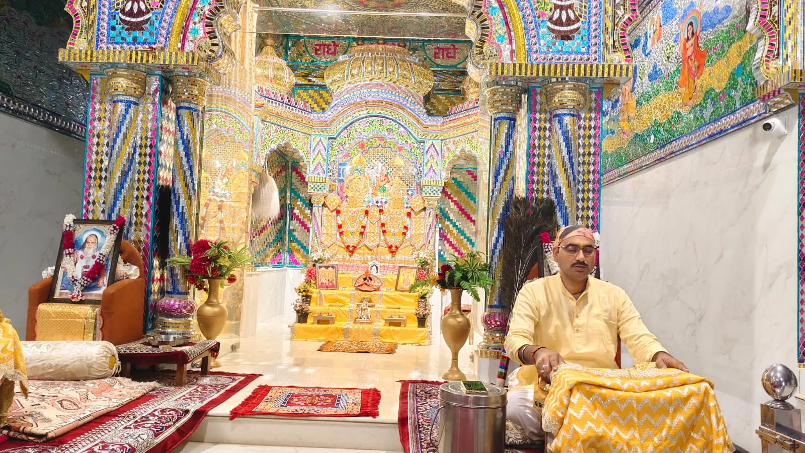 शरद पूर्णिमा के दूसरे दिन श्री कृष्ण प्रणामी मंदिर में खीर प्रसाद ग्रहण करने उमड़े श्रद्धालु