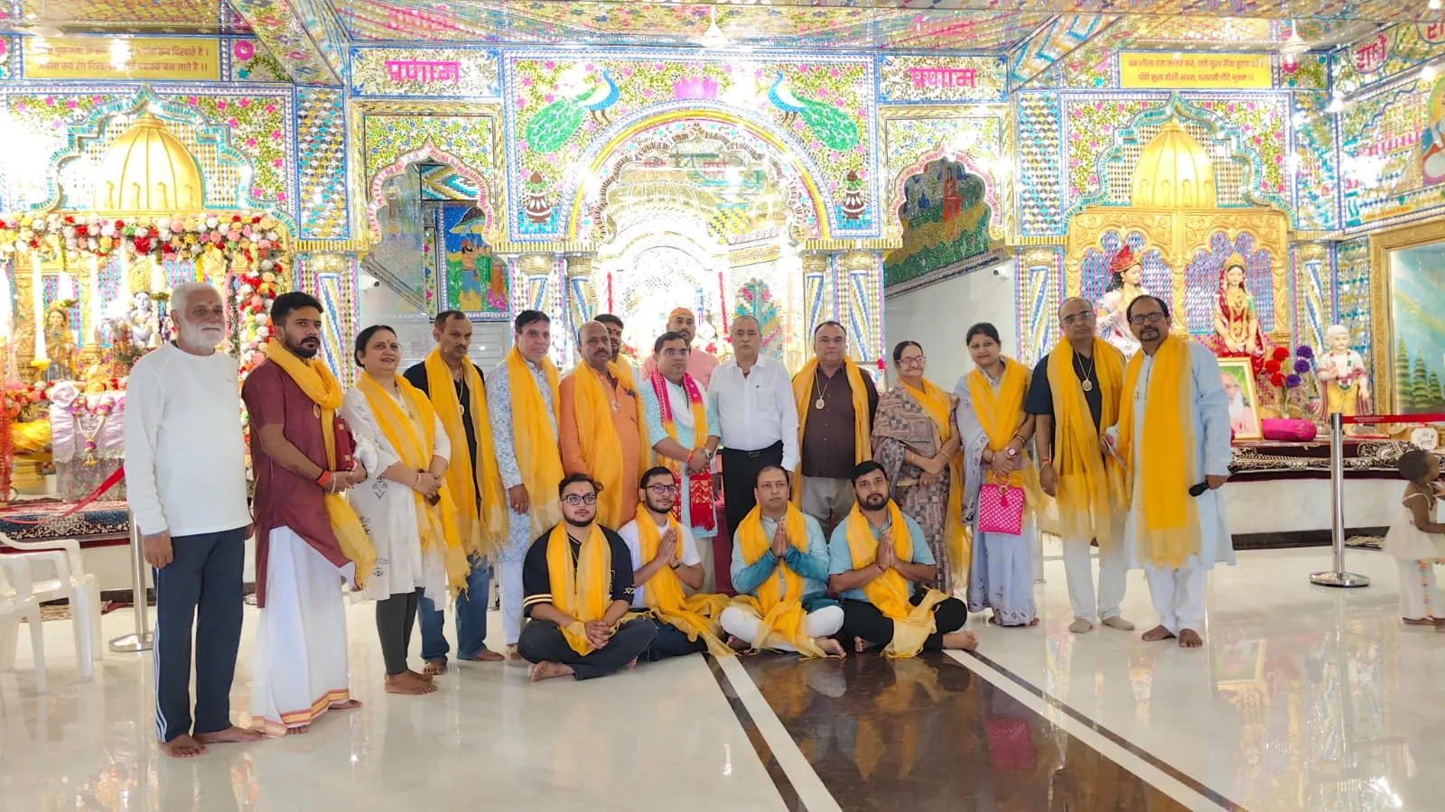 व्यास दिनेश भारद्वाज का श्री राधा-कृष्ण प्रणामी मंदिर में हुआ भव्य अभिनंदन