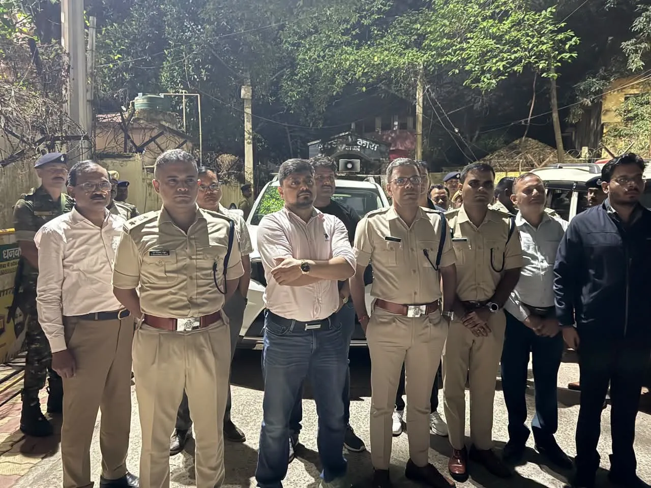 धनबाद : मंडल कारा में देर रात छापेमारी, पुरुष वार्ड से खैनी, चूना और पेन बरामद