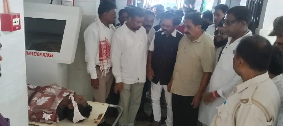 लोहरदगा : वज्रपात पीड़ित परिवार से मिले कांग्रेस नेता धीरज साहू और डॉ रामेश्वर उरांव