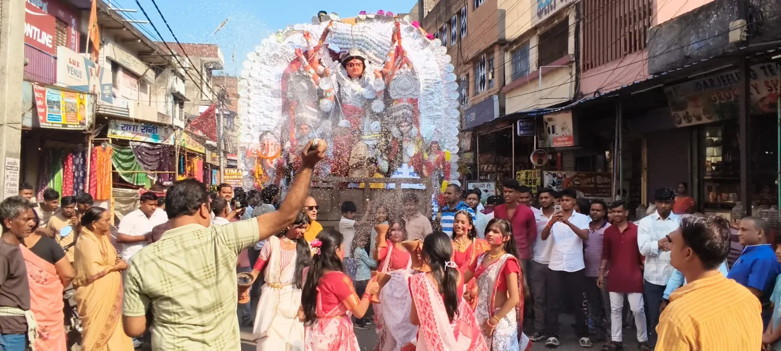 धनबाद : कतरास क्षेत्र में शांतिपूर्ण मां दुर्गा की प्रतिमा का किया गया विसर्जन