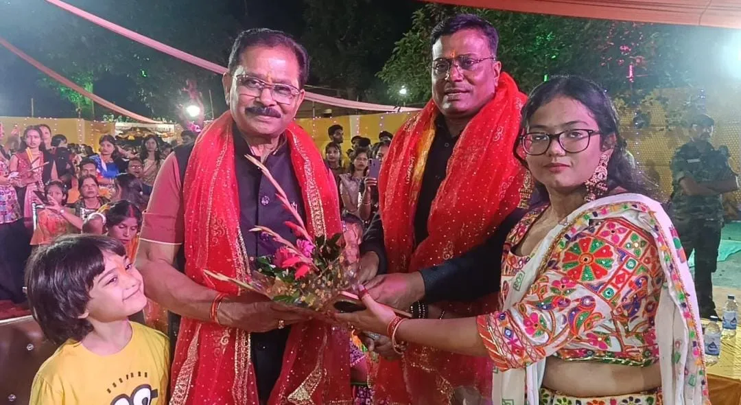 लोहरदगा : डांस एकेडमी के डांडिया उत्सव में शामिल हुए धीरज साहू