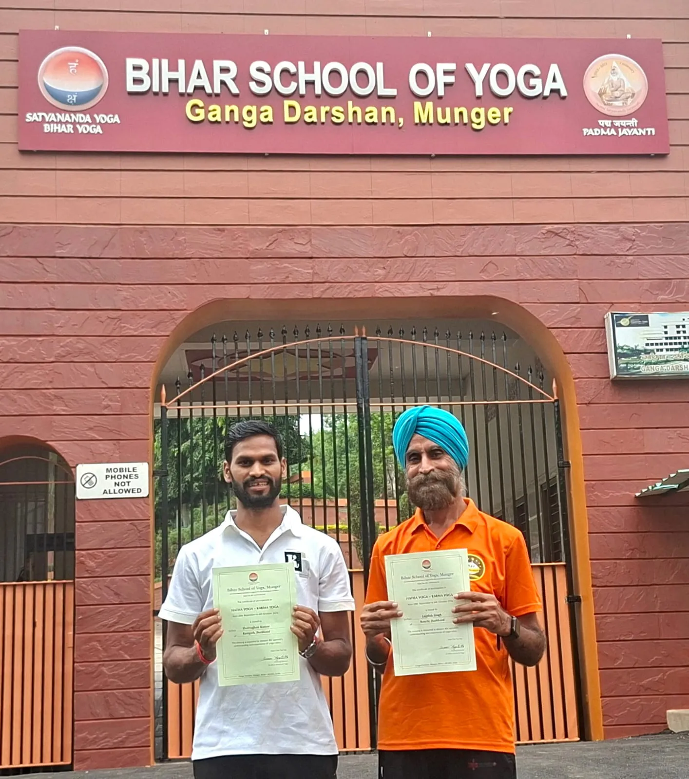 जगदीश और शत्रुघ्न ने अंतरराष्ट्रीय हठ योग और कर्म योग कोर्स को सफलतापूर्वक पूरा कर बढ़ाया झारखंड का मान