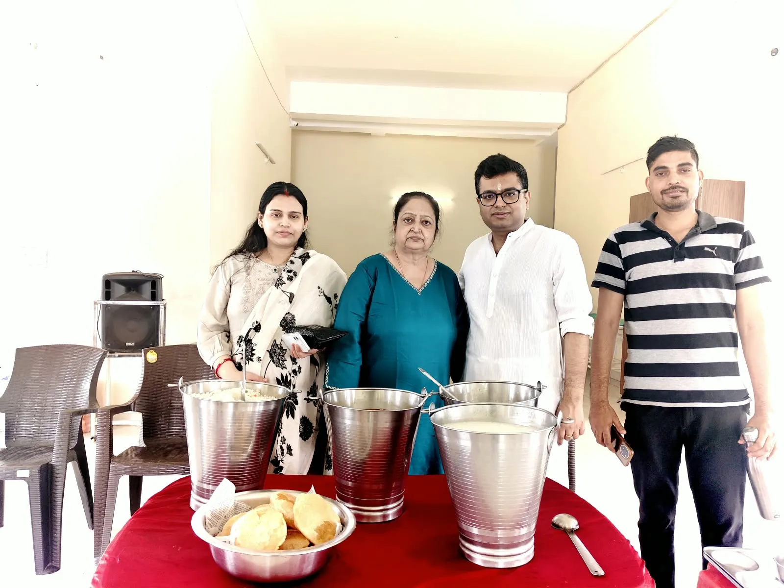 सद्गुरु कृपा अपना घर आश्रम में निराश्रितों को कराया गया भोजन 
