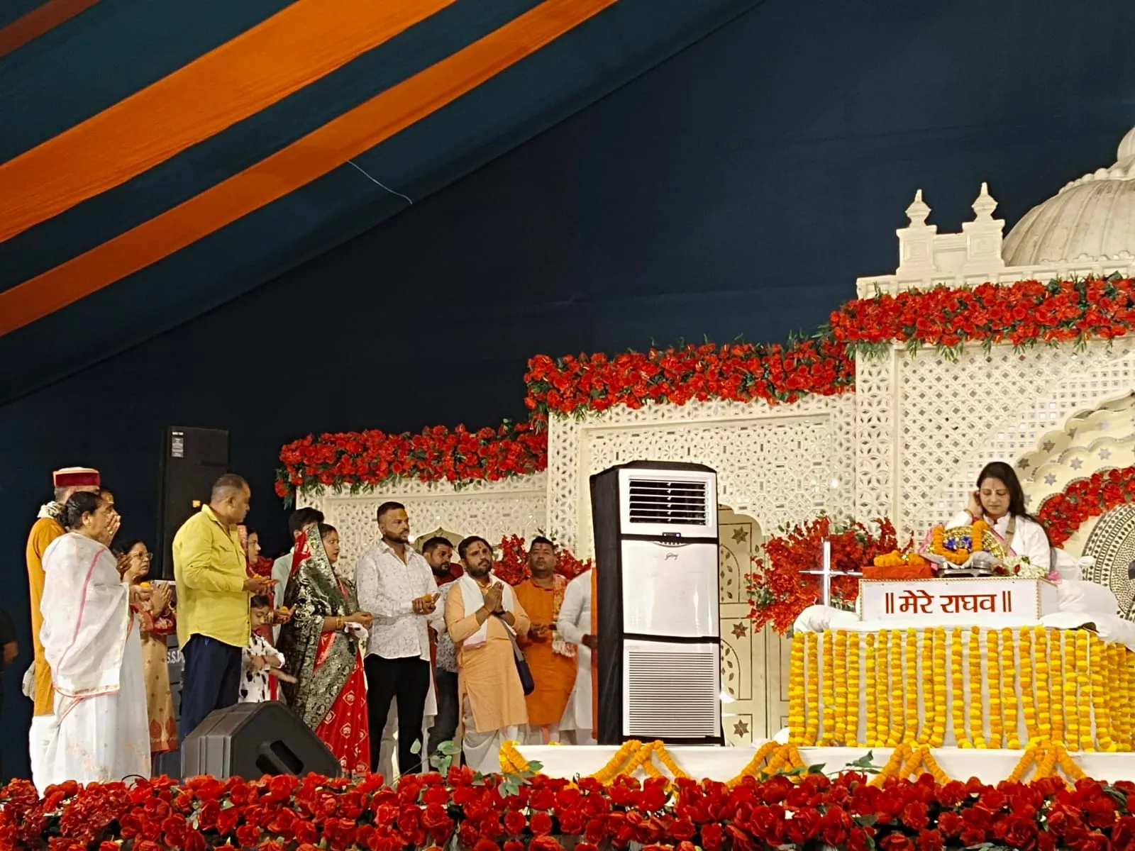 सिंदरी में लोगों को श्रीमद्भागवत महापुराण का रसपान करा रही हैं पंडित गौरांगी गौरी