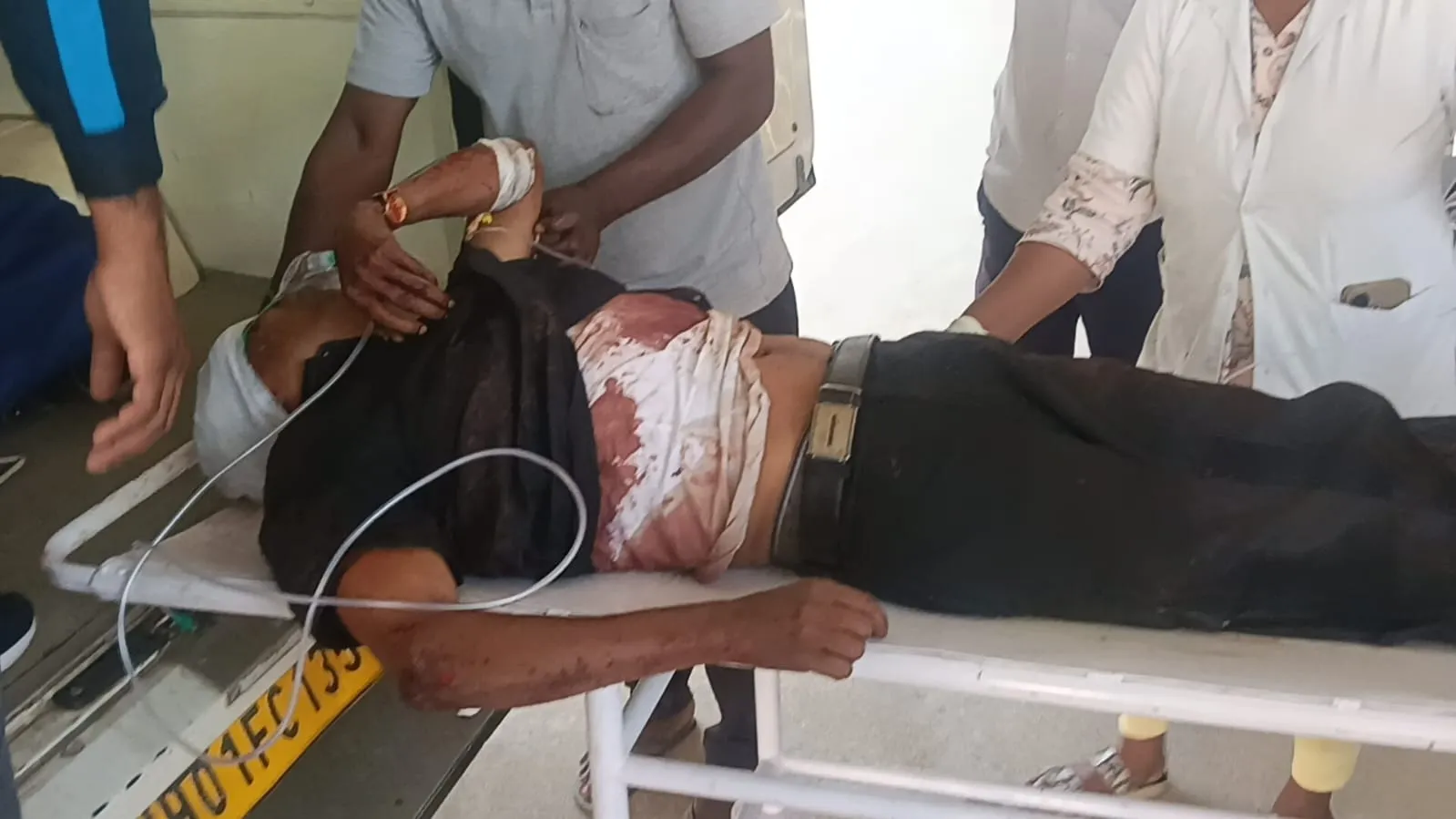 खूंटी : तोरपा विधायक ने जाना प्रिंसिपल बेनेडिक्ट बारला का हाल-चाल