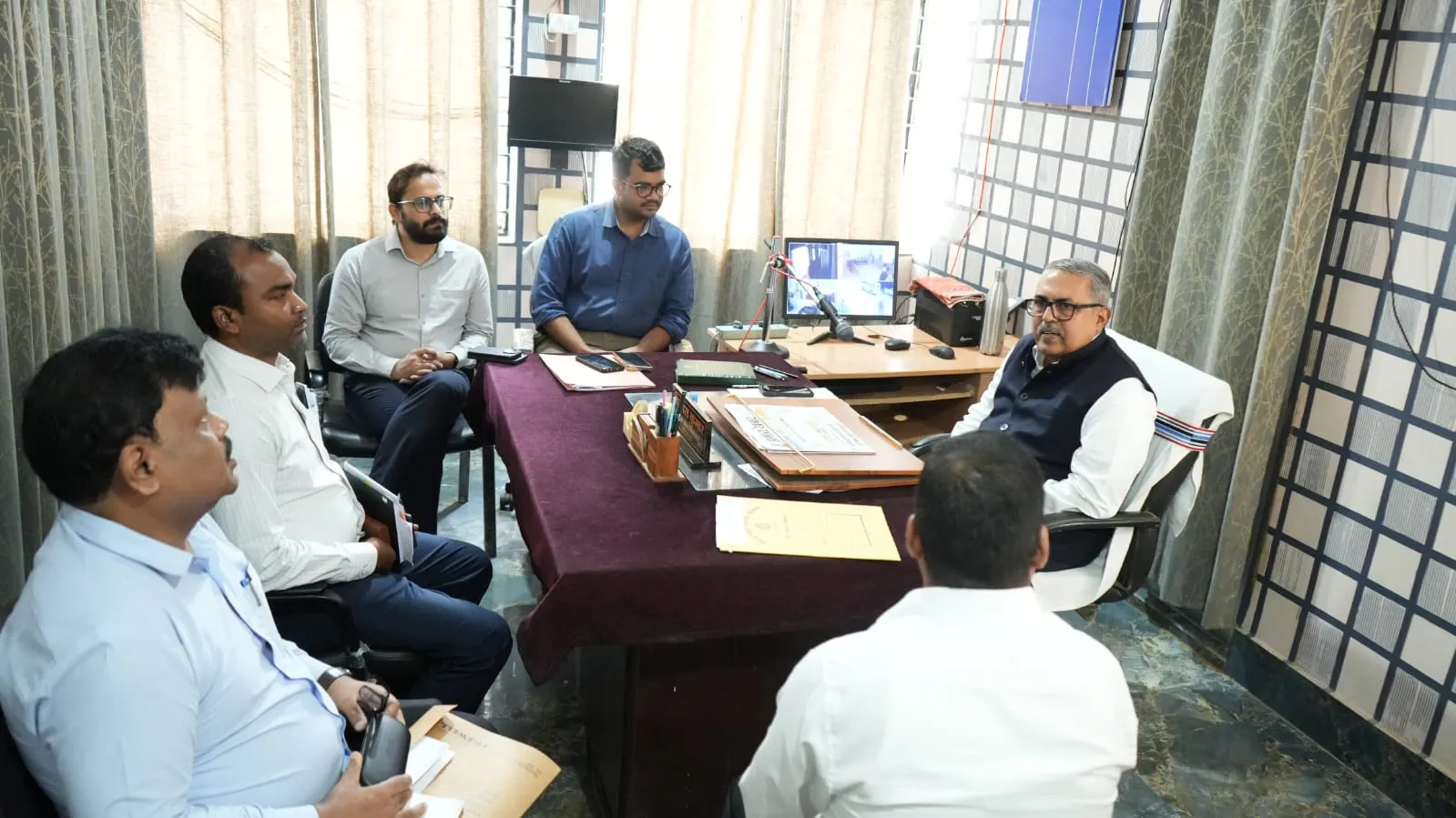 कोडरमा : प्रमंडलीय आयुक्त ने जानी अवर निबंधन कार्यालय, कोडरमा की हकीकत
