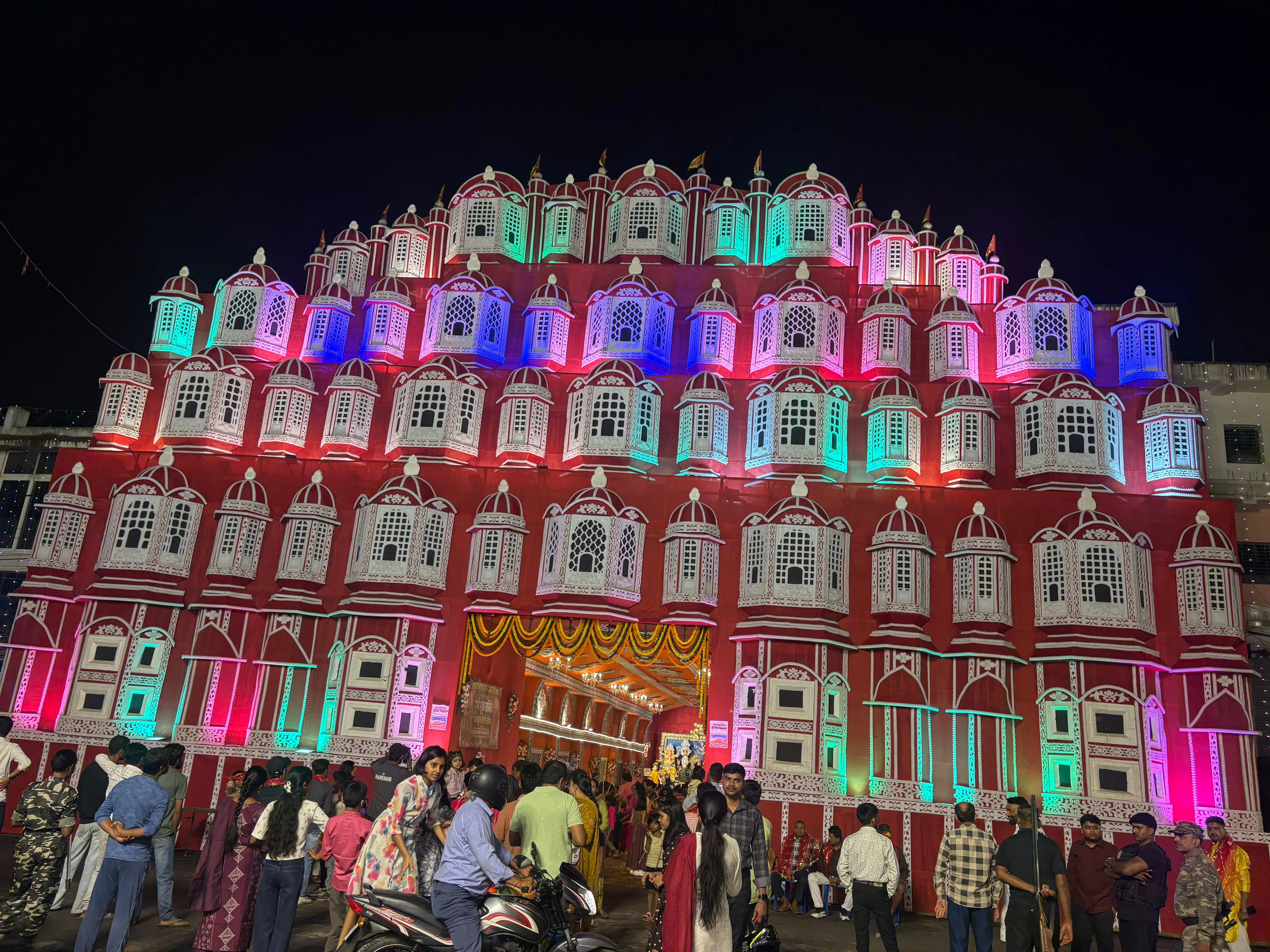 रांची के दुर्गा पूजा पंडाल में दिशुम वीर बाबू देवेन्द्र नाथ महतो की प्रतिमा बनी आकर्षण का केंद्र