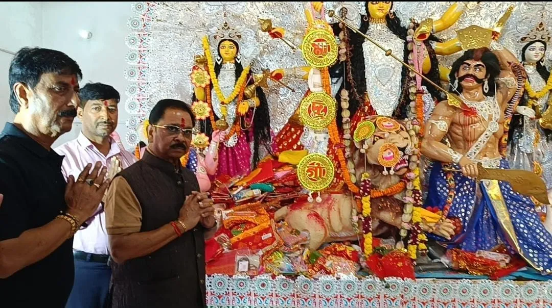 लोहरदगा : दुर्गाबाड़ी मंदिर में धीरज प्रसाद साहू ने मां दुर्गा का लिया आशीर्वाद