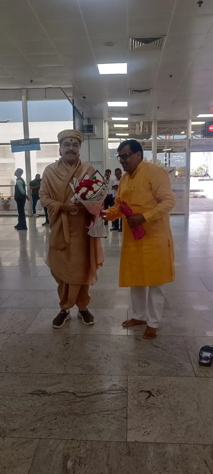 रांची एयरपोर्ट पर वृन्दाबन के आचार्य श्री मृदुल कृष्ण गोस्वामी जी महाराज का भव्य स्वागत अभिनंदन