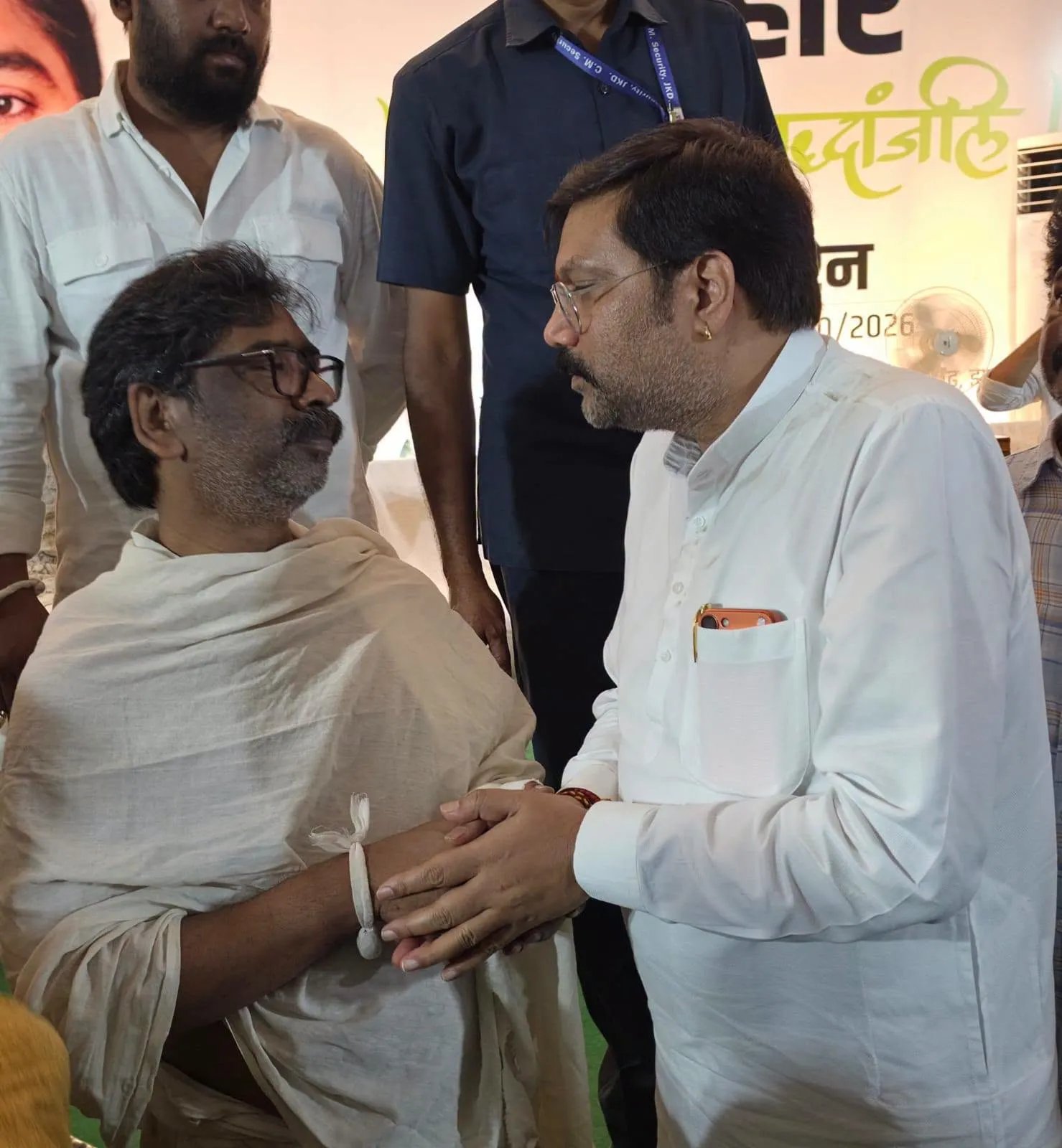 सीएम से मिले भाजपा नेता योगेंद्र प्रताप सिंह, दिवंगत मां को दी श्रद्धांजलि