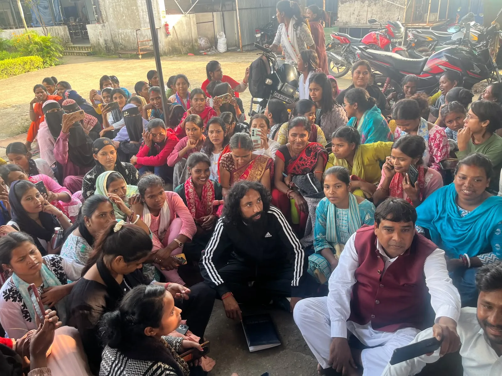 ओरमांझी : 12 घंटे के मजदूर आंदोलन के बाद झुका कंपनी प्रबंधन