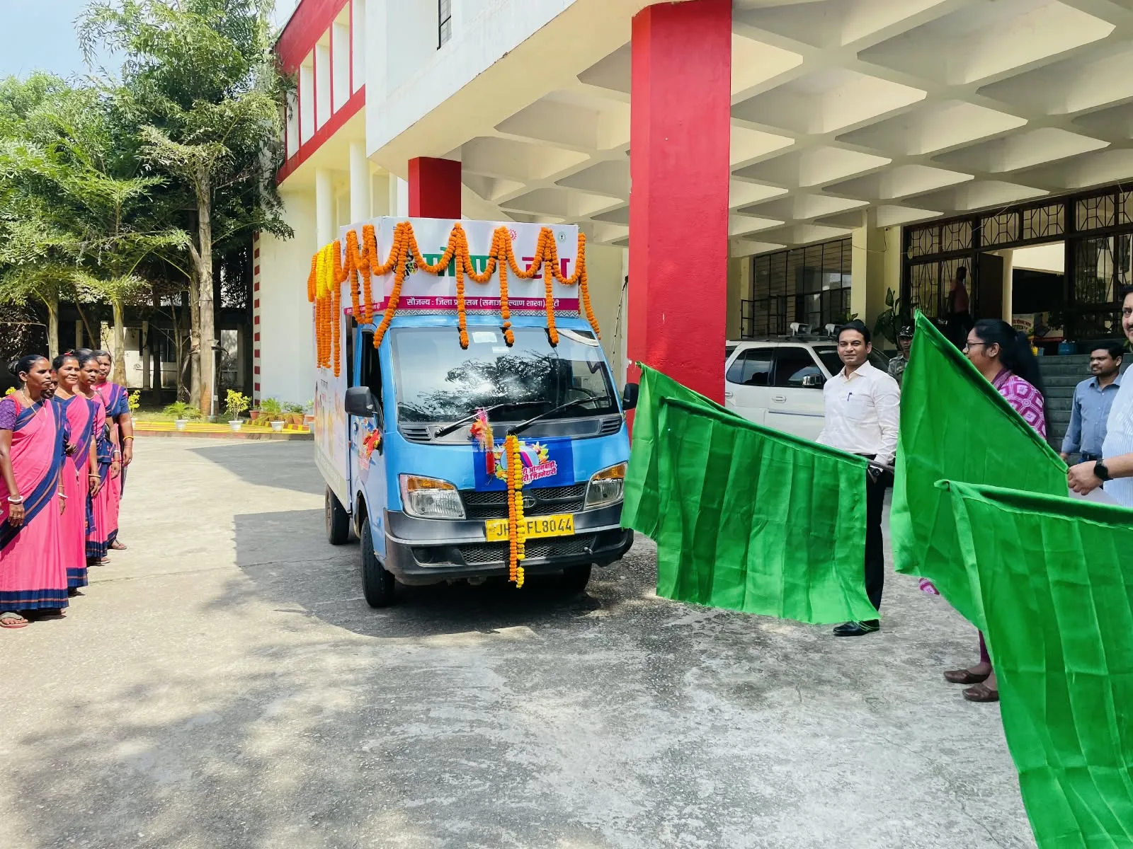 खूंटी : हरी झंडी दिखा उपायुक्त ने पोषण रथ को किया रवाना