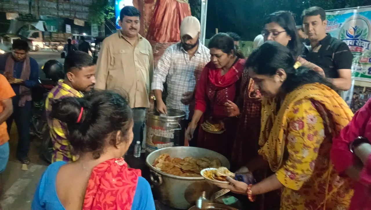 मानव सेवा ट्रस्ट ने जरूरतमंदों के बीच बांटा भोजन और मिष्ठान