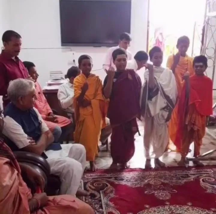 गिरिडीह के वैदिक गुरुकुलम में शंकराचार्य से मिले भाजपा प्रदेश महामंत्री गणेश मिश्रा