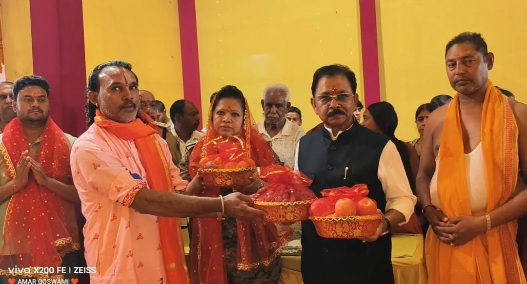 लोहरदगा : पूर्व सांसद धीरज साहू ने किया पूजा पंडाल का उद्घाटन
