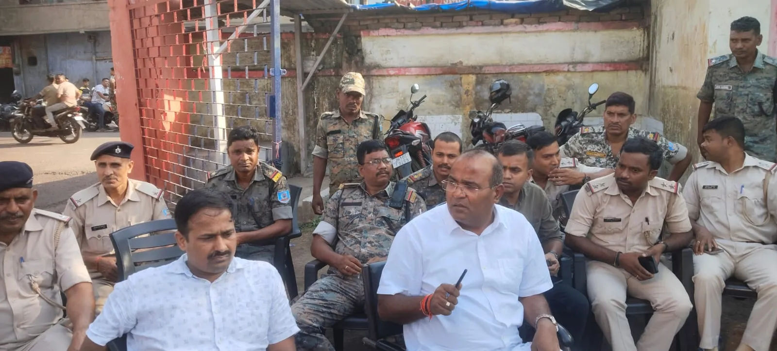 कतरास : विधि व्यवस्था बनाये रखने के लिए थाना प्रभारी ने जवानों संग बनायी रणनीति