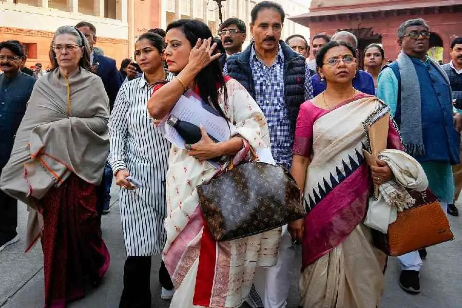 कोलकाता : अंडा मामले में कलकत्ता हाईकोर्ट पहुंचीं महुआ मोइत्रा