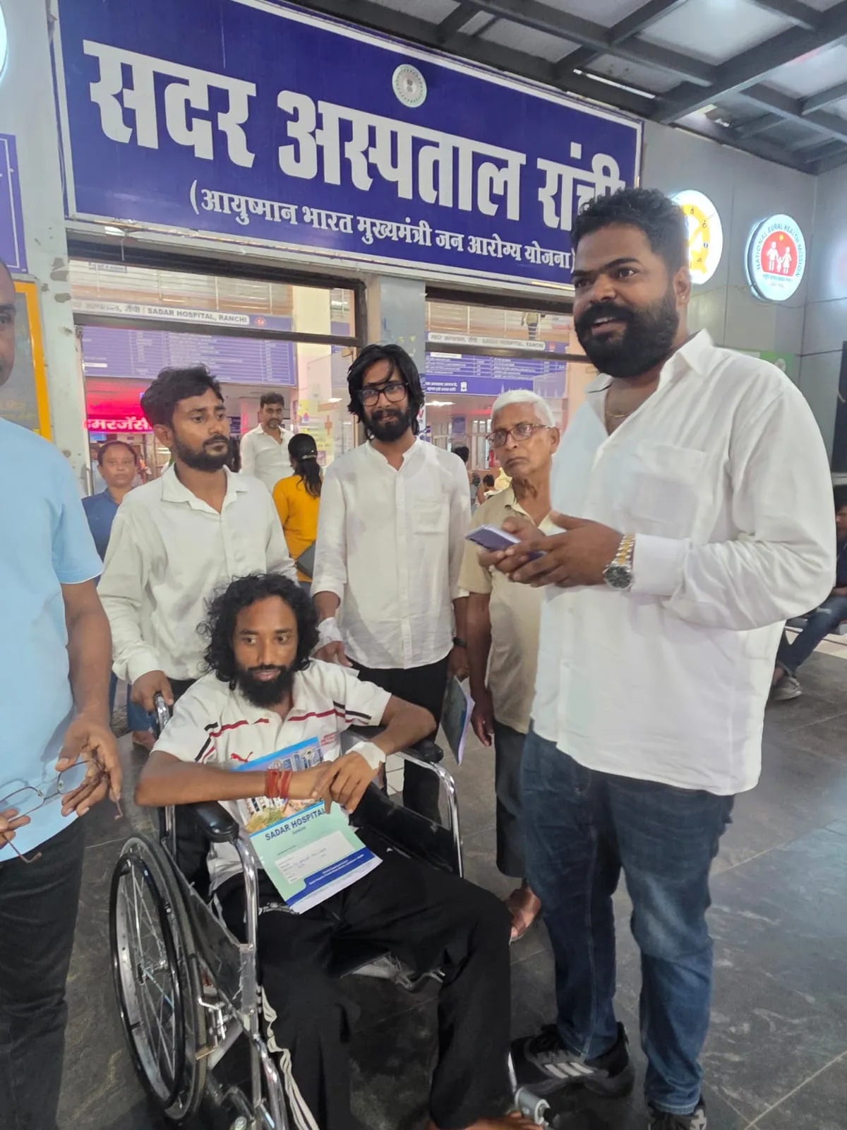 पाँच दिन बाद सदर अस्पताल से डिस्चार्ज हुए देवेन्द्र नाथ महतो 