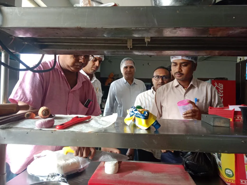 गढ़वा : अधिकारियों का खाद्य प्रतिष्ठानों पर छापा, जांची सामग्री
