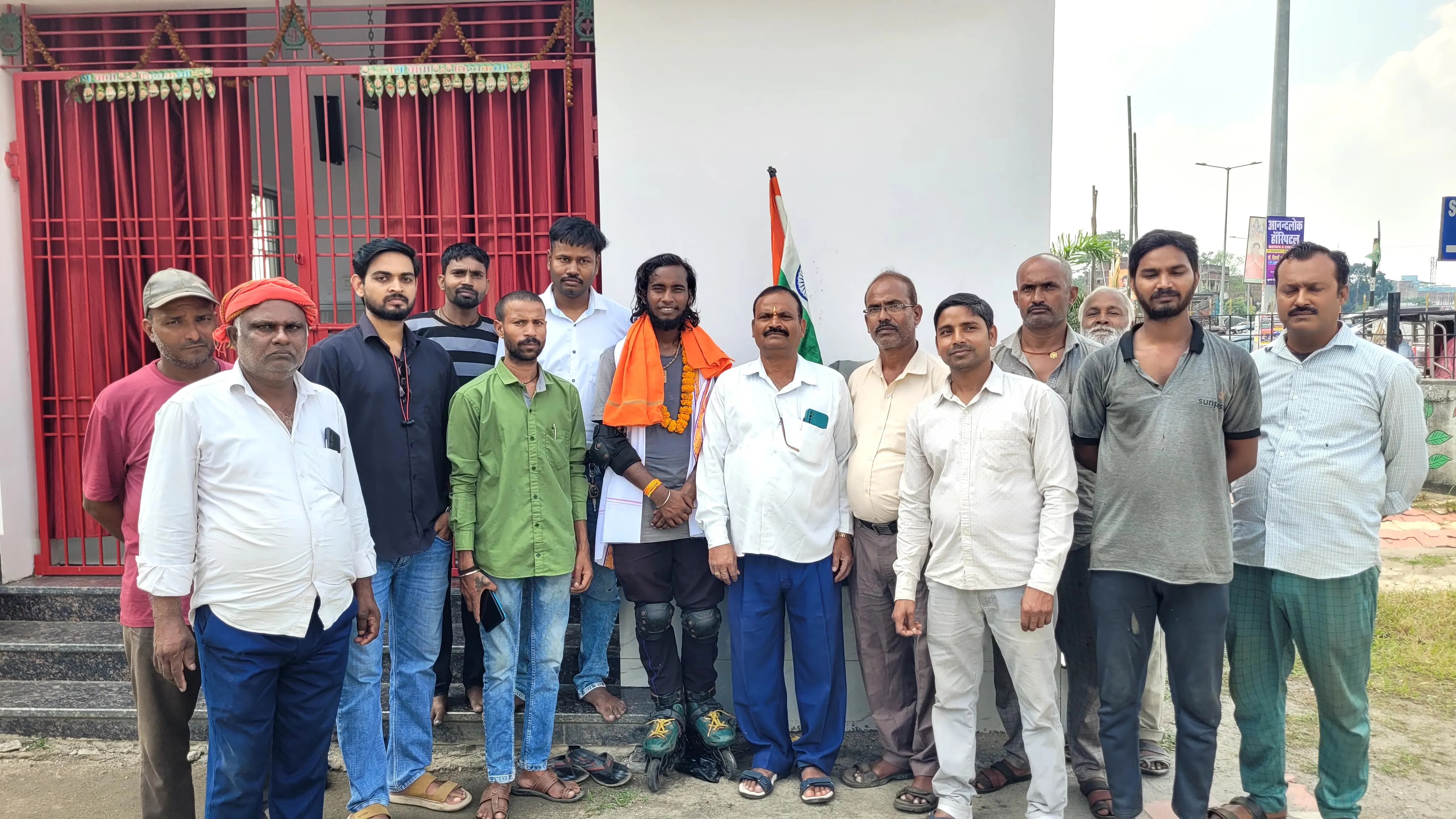कोडरमा : 12 ज्योतिर्लिंग और चार धाम के दर्शन कर कोडरमा पहुंचे अजय विश्वकर्मा