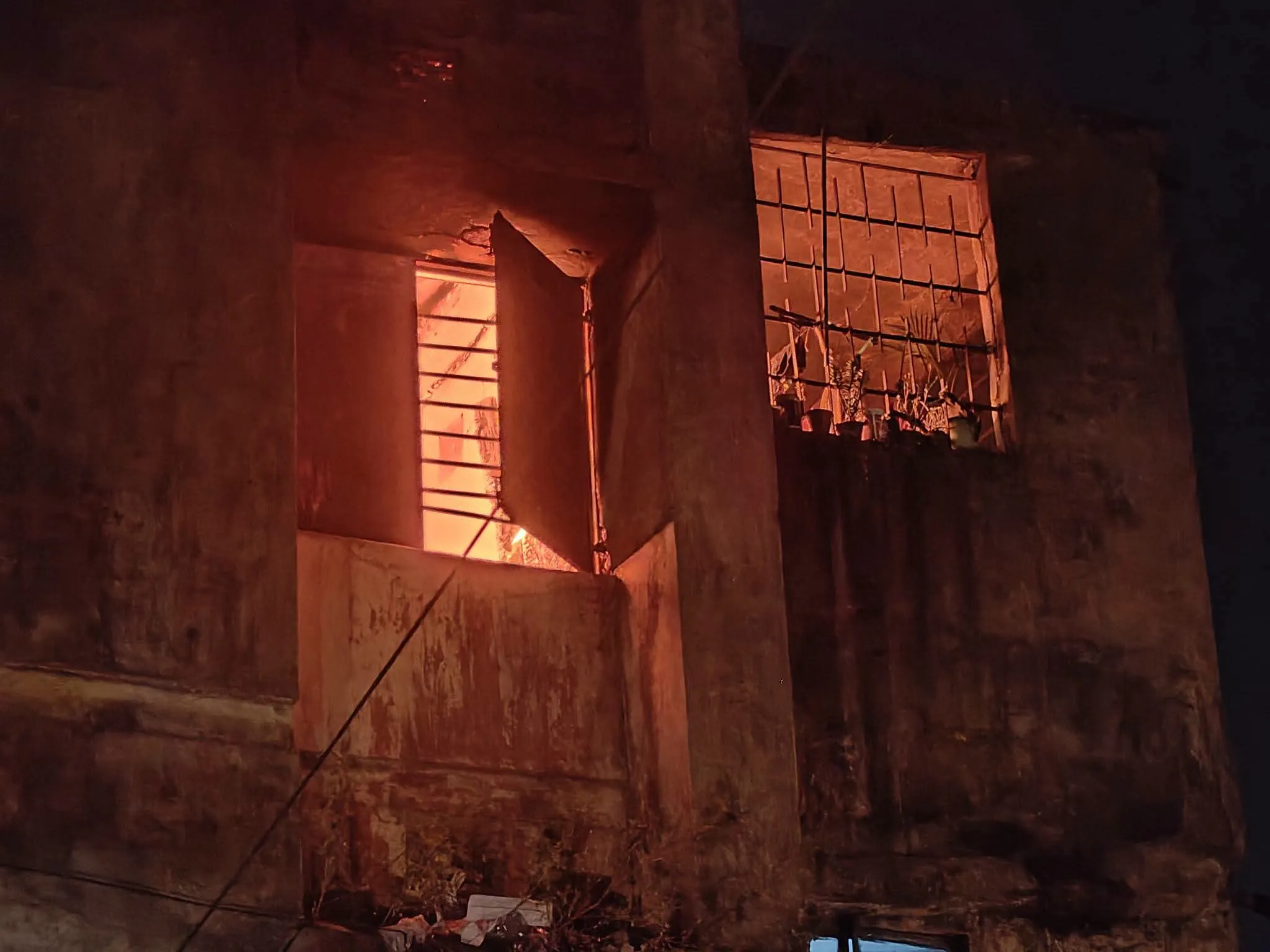 धनबाद : कतरास तिलटांड़ कॉलोनी में बंद क्वार्टर में लगी आग, घर का सामान जलकर खाक