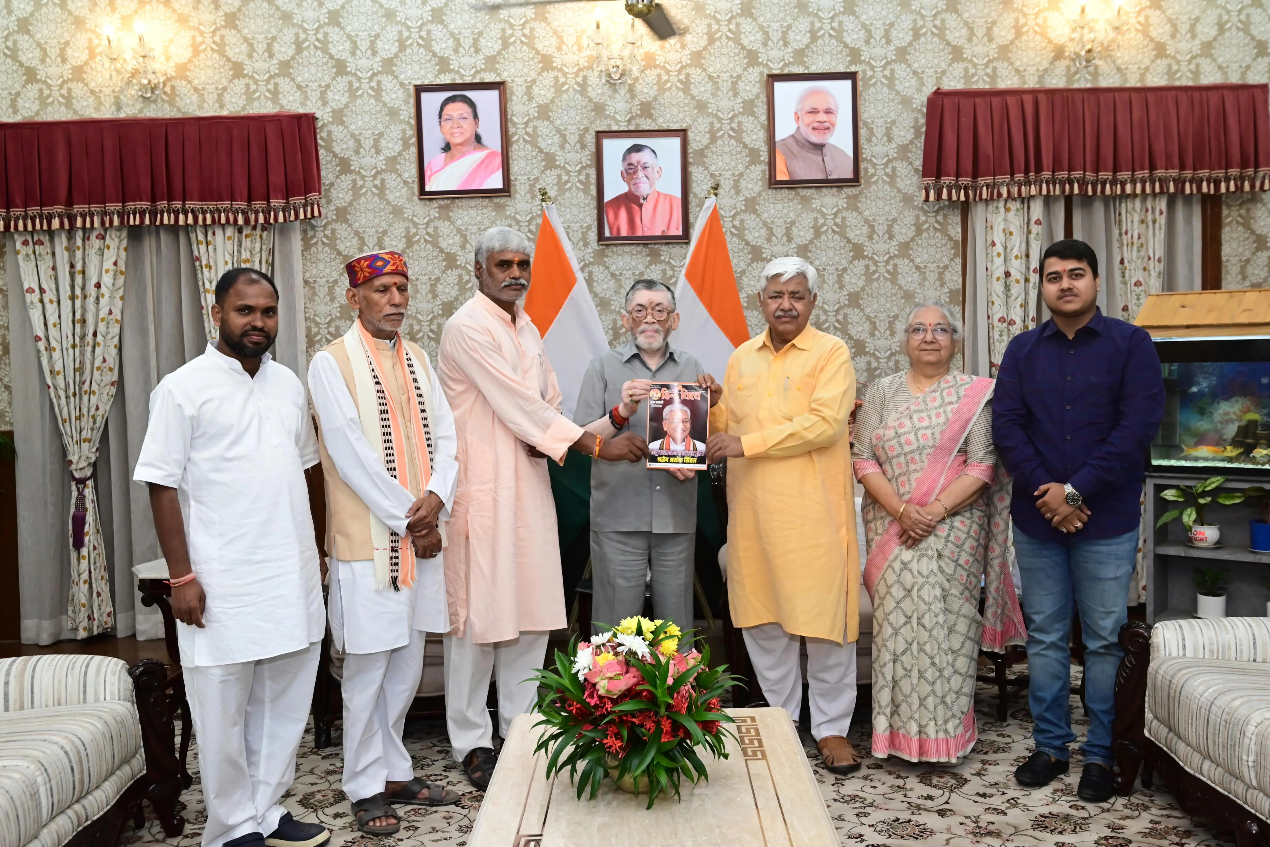 विहिप के प्रतिनिधि मंडल ने राज्यपाल को लाल चुनरी ओढ़ाकर श्रीदुर्गा पूजा की दी शुभकामनाएं
