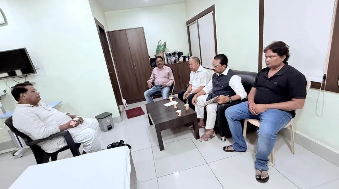 धीरज साहू ने जाना डॉ रामेश्वर उरांव का स्वास्थ्य हाल