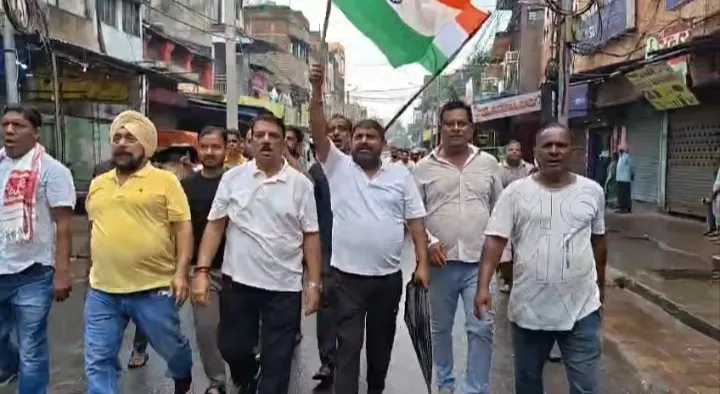 धनबाद : भू-धंसान और मेगा प्रोजेक्ट के विरोध में अब उबलने लगा कतरास