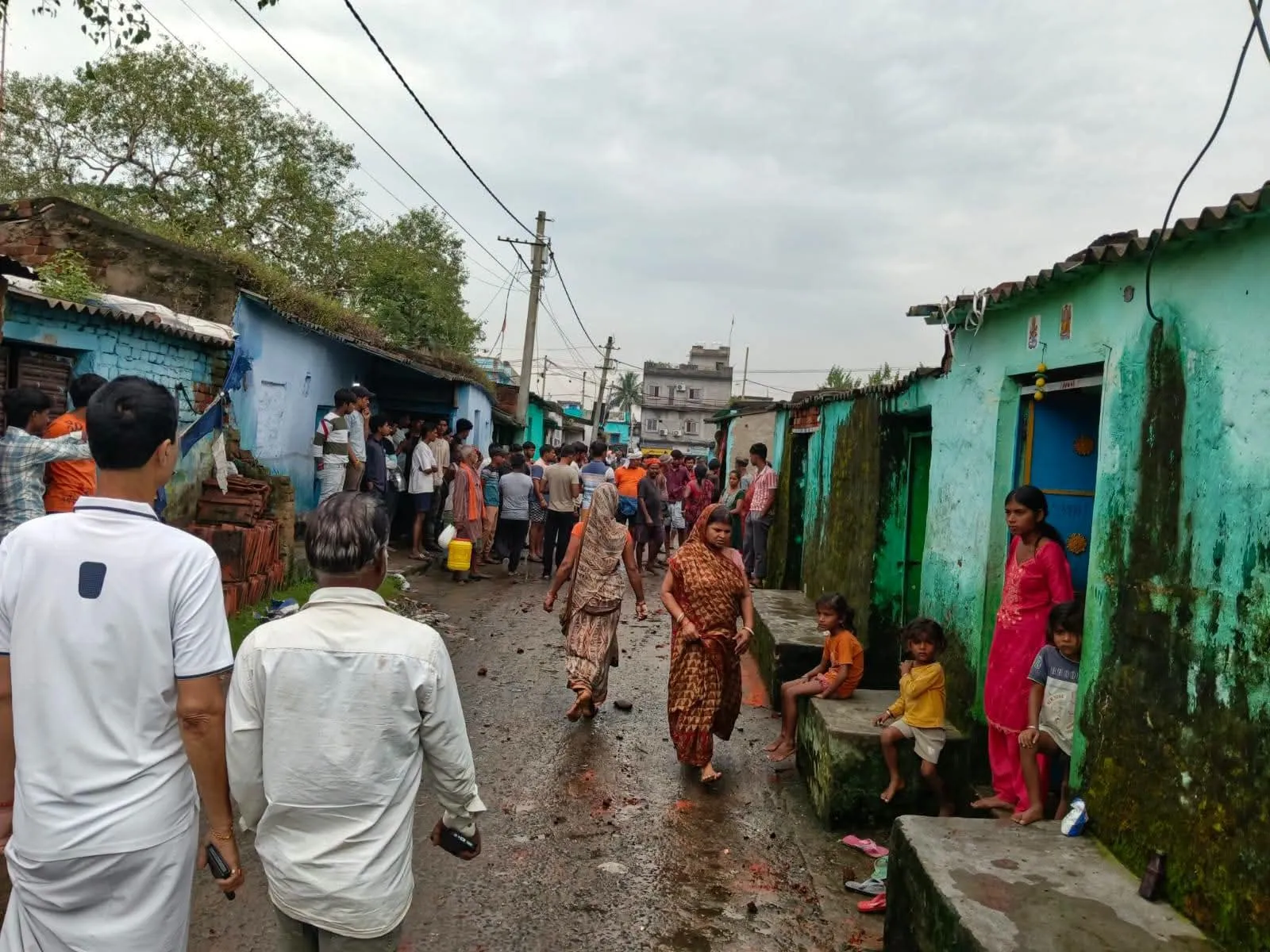 धनबाद : निरसा जमीन विवाद में दो पक्ष भिड़े, जमकर चले लाठी-पत्थर