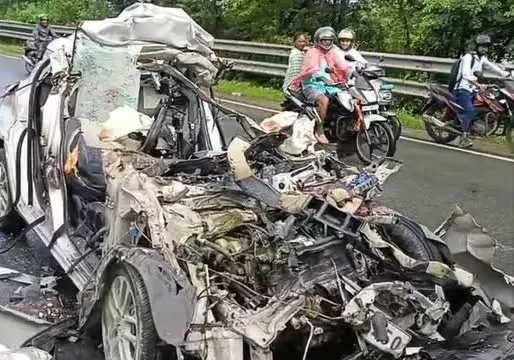 जमशेदपुर : मरीन ड्राइव पर खड़े ट्रक में तेज रफ्तार कार ने मारी थी टक्कर, चार की मौत