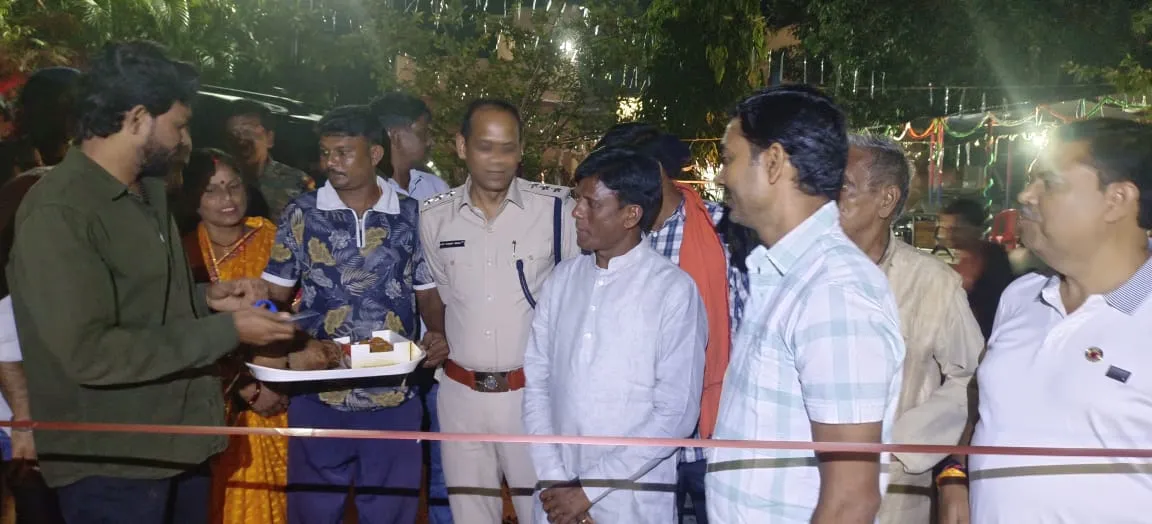 धनबाद : बरोरा थाना परिसर में विधायक मद से लगा हाई मास्ट लाइट का उद्घाटन