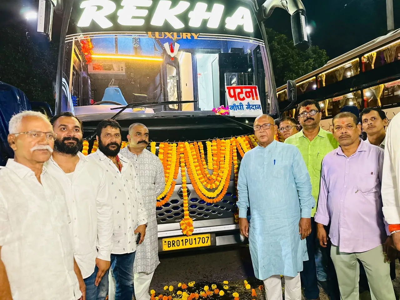 मानगो बस स्टैंड से रेखा लग्जरी की दो नयी बिजनेस क्लास बसों का शुभारंभ
