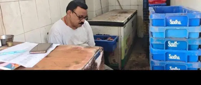 कतरास : सुधा डेयरी फार्म की करकट काट दूध-दही और नगदी की चोरी