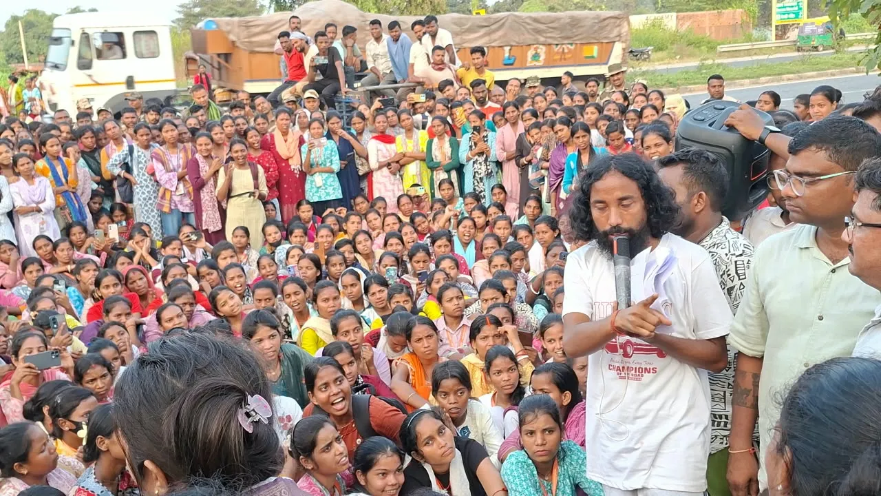 बुंडू : कपड़ा श्रमिकों ने चार घंटे तक एनएच को किया जाम