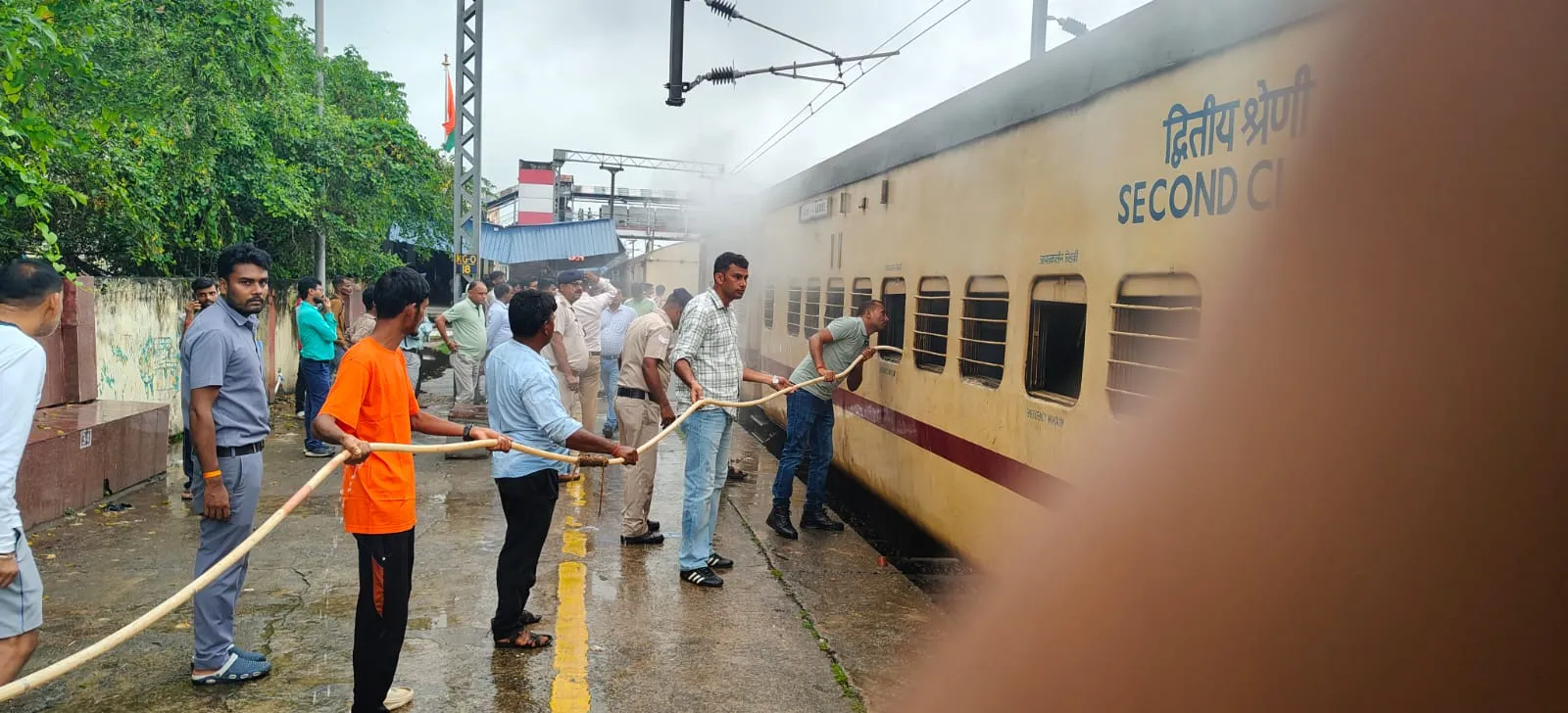 कोडरमा स्टेशन पर पैसेंजर ट्रेन की अंतिम बोगी में लगी आग, समय रहते पाया गया काबू