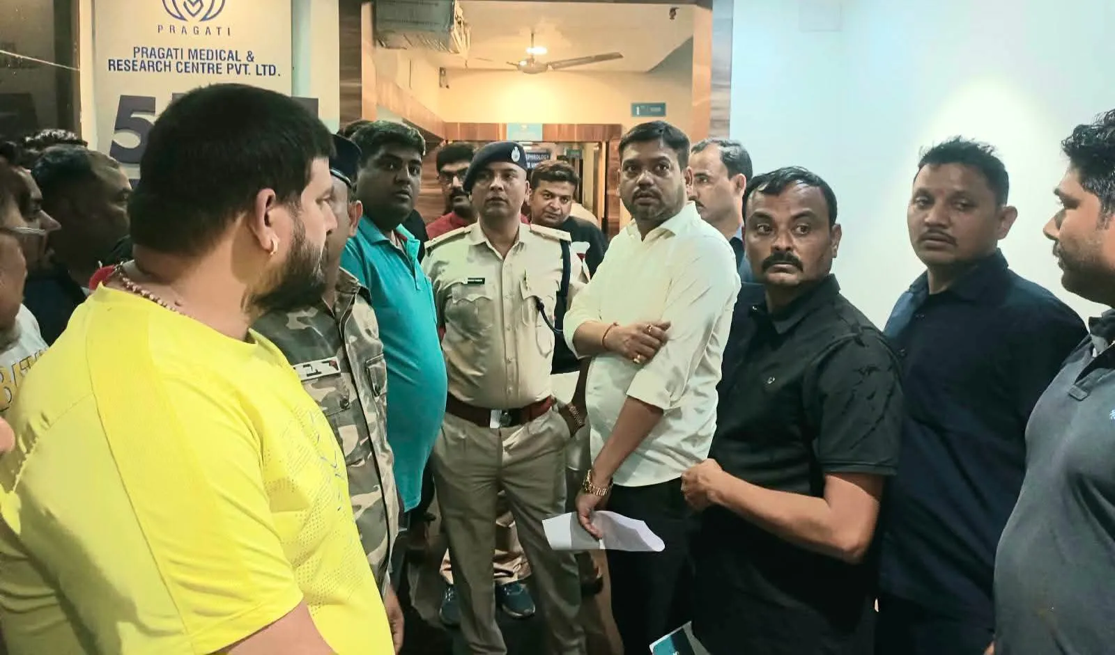 धनबाद : प्रगति नर्सिंग होम में स्टेंट निकलवाने गयी महिला की मौत, परिजनों ने किया हंगामा