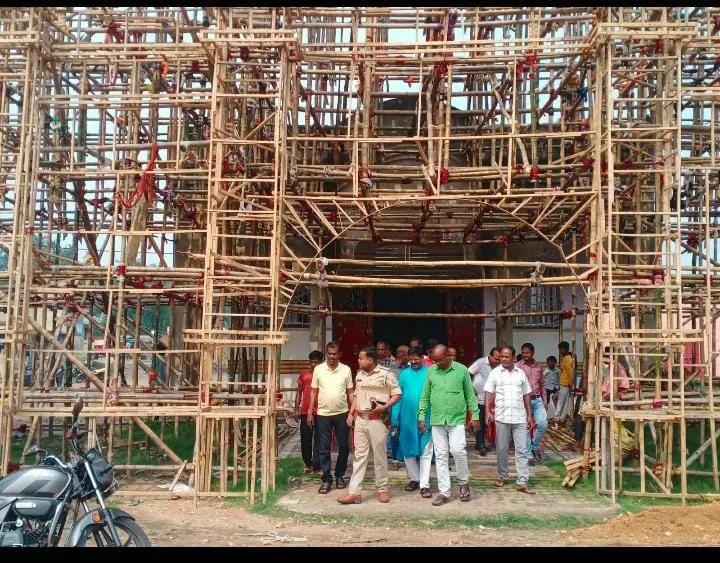धनबाद : बरोरा थानेदार ने लिया दुर्गा पूजा पंडालों में सुरक्षा व्यवस्था का जायजा