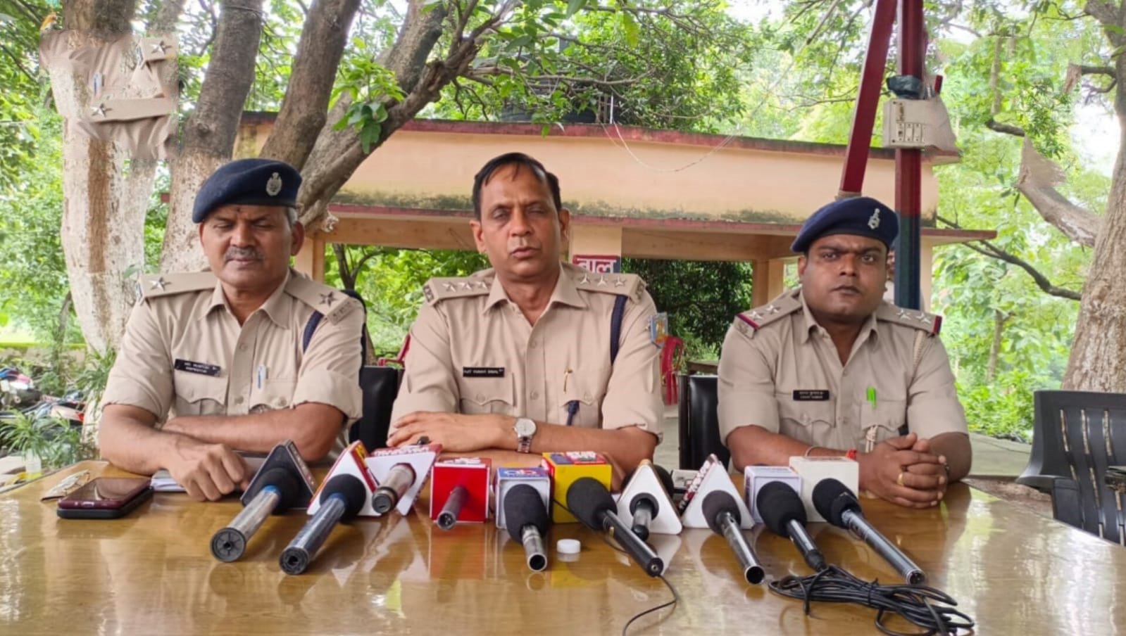 धनबाद : बरोरा थाना पुलिस ने तीन बहुरुपिया साधुओं को पकड़ा