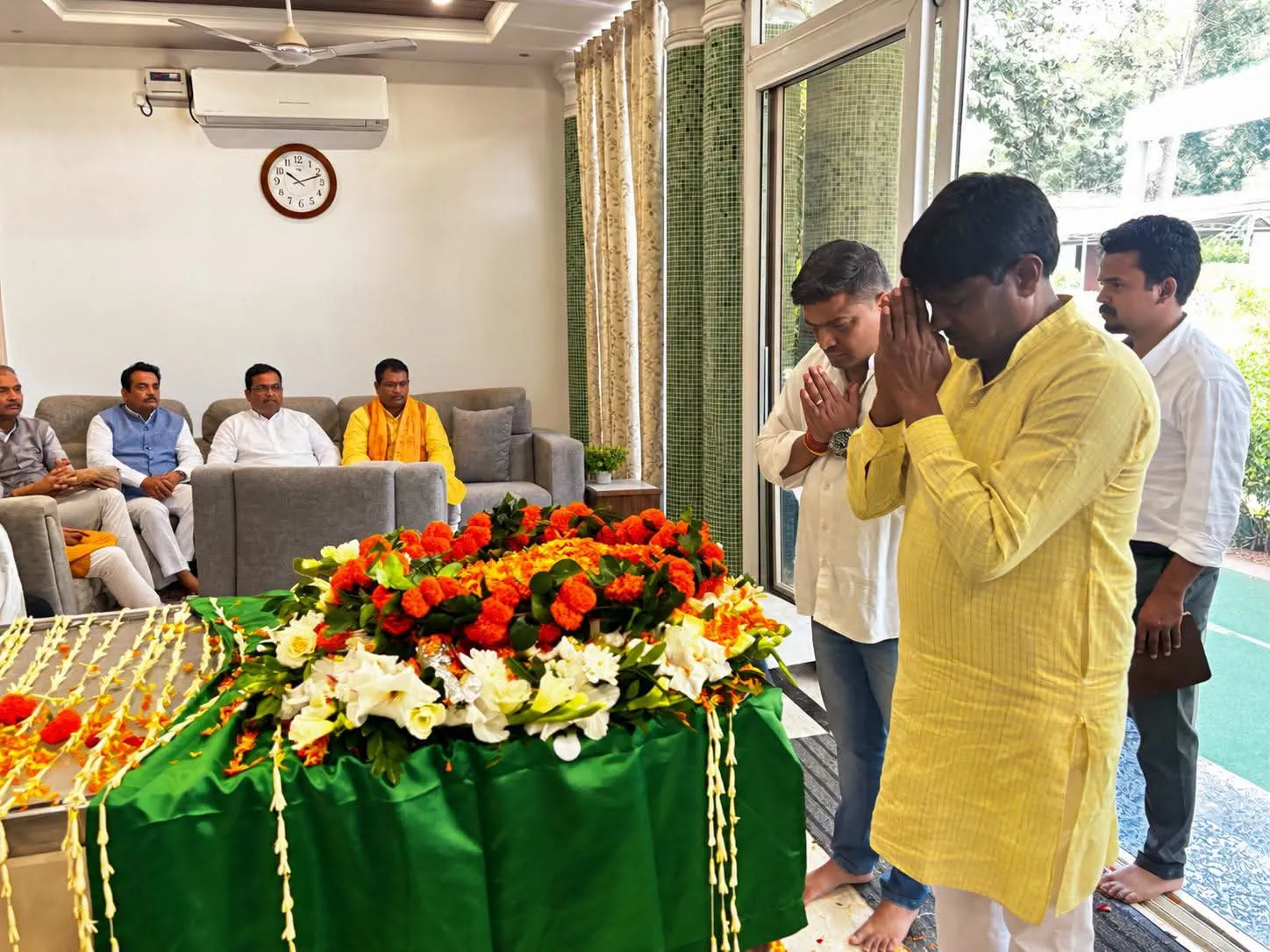 धनबाद सांसद ढुल्लू महोदय पहुंचे सीएम आवास, मां रूपी सोरेन कोड़ी श्रद्धांजलि