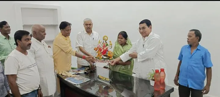 धनबाद : अवैध कोयला तस्करी के खिलाफ संघर्ष को लेकर पार्षद निरुपमा देवी सम्मानित
