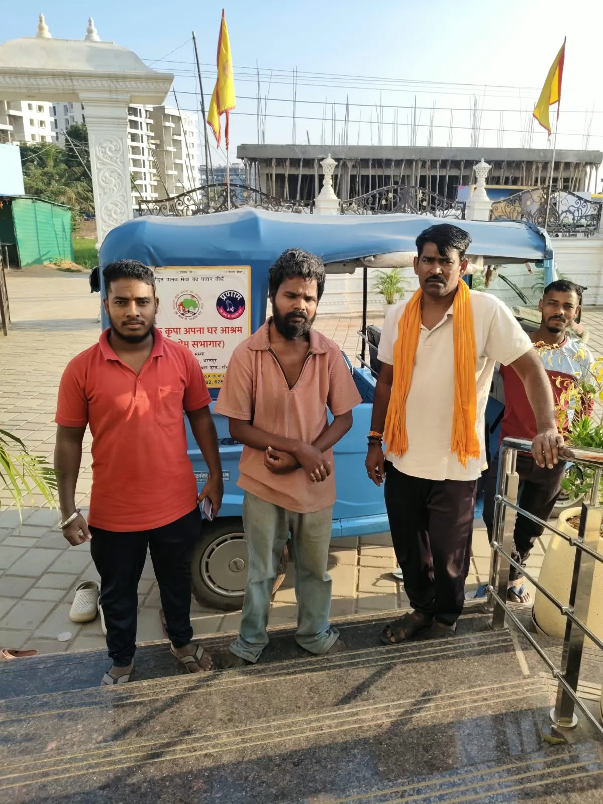 लावारिस अवस्था में मिले असहाय व्यक्ति को मिला अपना घर आश्रम का सहारा
