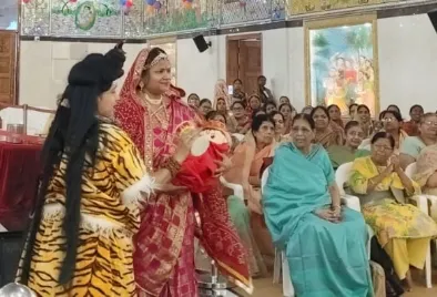 बाल कृष्ण की माखन चोरी और दामोदर लीला ने मोहा मन, भजनों पर झूमे श्रद्धालु