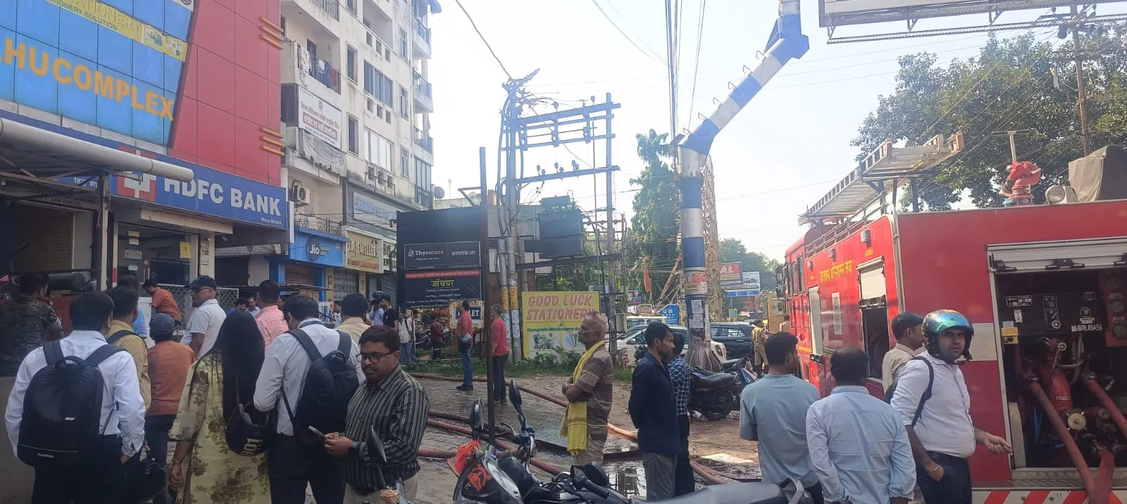रांची : हिनू इंदिरा पैलेस के समीप एचडीएफसी बैंक के ऊपर शिव प्रोटेक्शन के ऑफिस में लगी आग