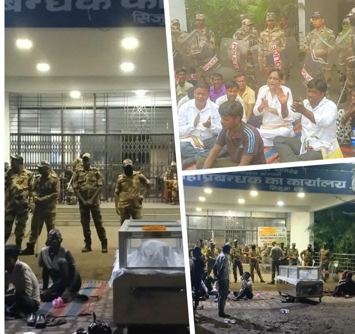 धनबाद : भू-धंसान में बच्चे की मौत के बाद परिजनों का प्रदर्शन, 30 लाख मुआवजे की मांग